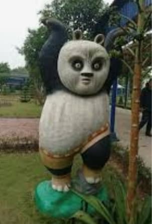 kung fu panda e le sue leggende 

tum tumtum tututum tutum tum

è un tipo semplice ma senza alcuna esitazione

ha dato il massimo per essere il guerriero dragone 

uh ah iah

kung fu pandaaaaa

il maestro l'ha visto sbocciare 

perciò l'ha convinto di pote