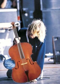 Kurt Cobain tenta di capire da che lato infilare il jack al suo violoncello. 