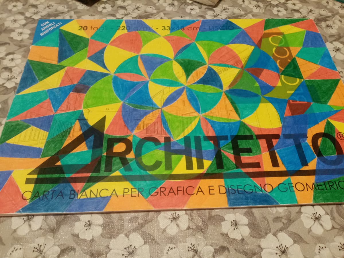 Sinceramente ho sempre decorato le copertine dei miei album da disegno poiché le trovavo solo grige e monotone ed almeno diventavano vivide e accese. Ad ogni album cambio sempre pattern ✨ 