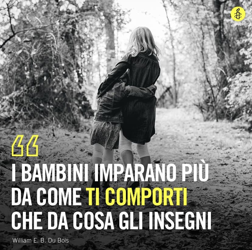 Ecco perché i genitori dovrebbero dare l’esempio. Molti genitori dicono “non fate così” ma poi sono i primi che fanno gli stessi errori perché si sentono gli unici a poterlo fare. 