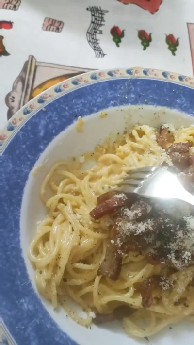 Comunque la faccio sempre con hli spaghetti la carbonara semplicemente nel post di prima ho usato le mezze maniche perché avevo solo quelle 