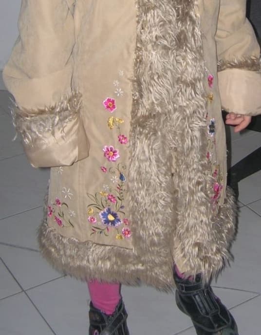 ho trovato delle foto di quando ero piccola e mi venderei un polmone per avere un cappotto come questo adesso 