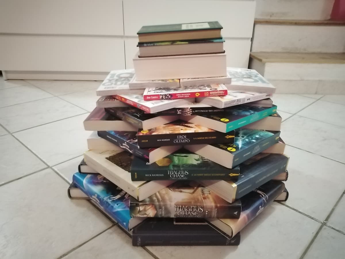 ho fatto un albero di libri. (Da notare la mia camera stupendah)