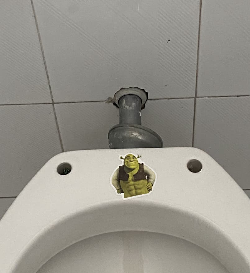 la gente ha il potere di sparire e non rispondere proprio quando dovete dirgli qualcosa o succedono cose. (foto bagno scuola)