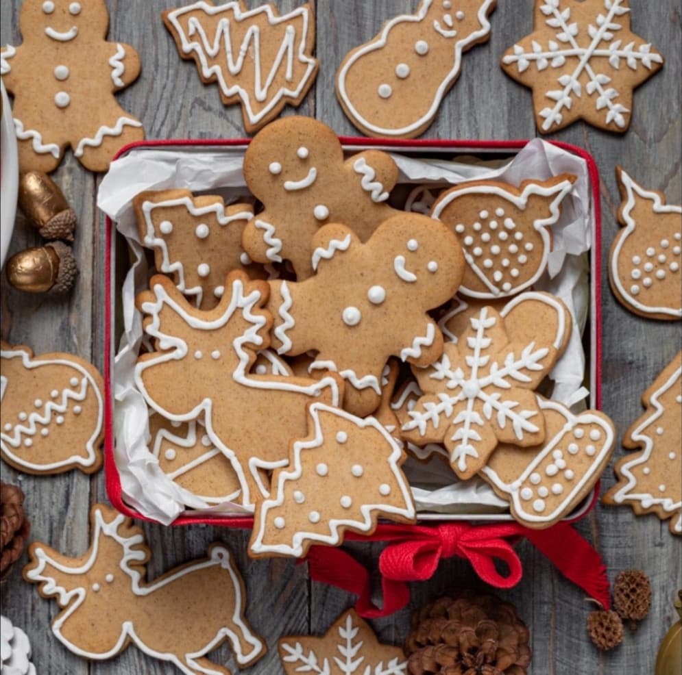 ho finito di consegnare i regali di natale egli utentini ma c'è ancora un regalo che voglio fare anche se non mi è stato chiesto: biscotti di pan di zenzero (spero ti piacciano ????) a "ragazzo di 17 anni"