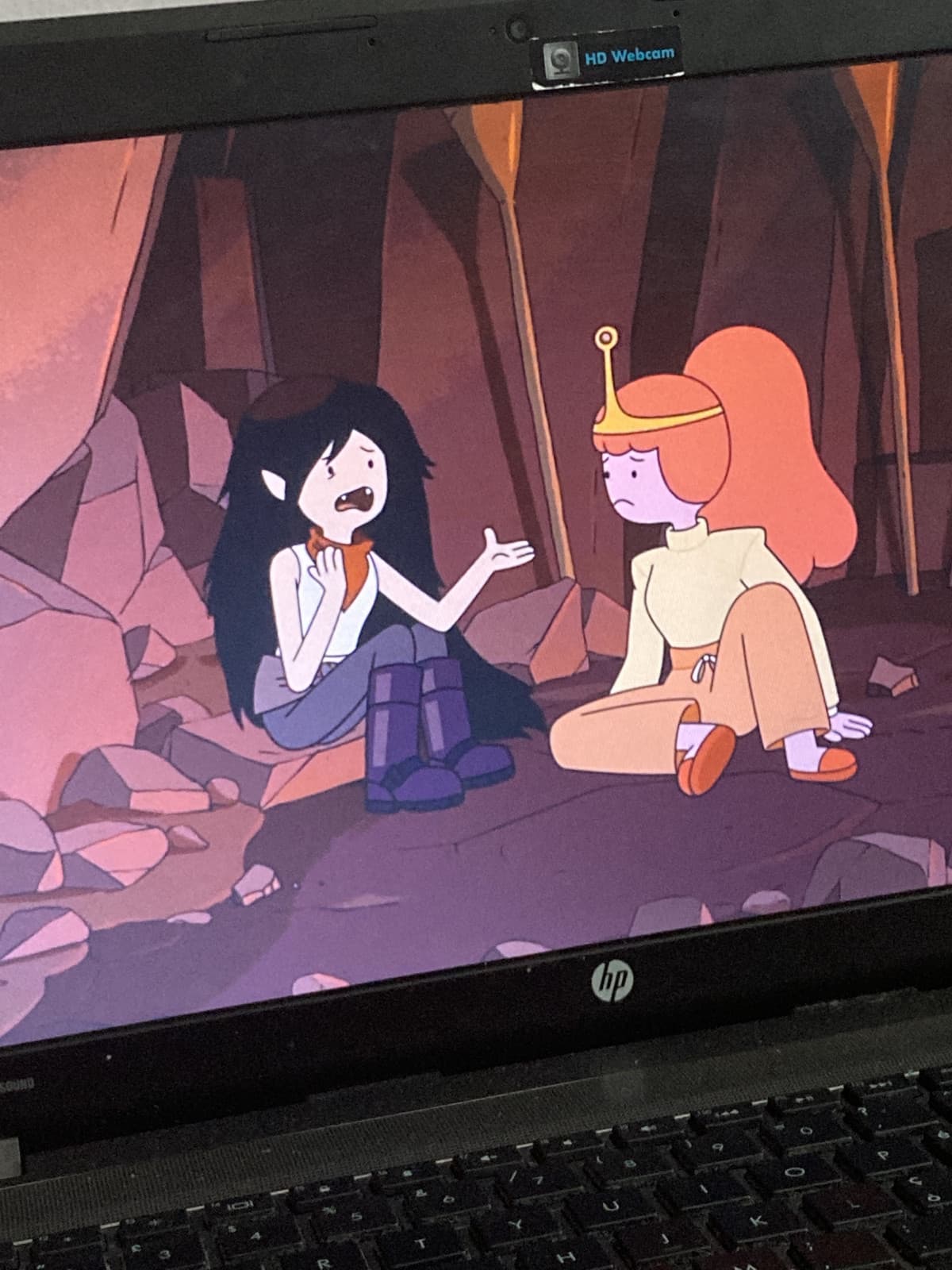 Ma perché marceline sta bene con ogni fottutissimo taglio di capelli