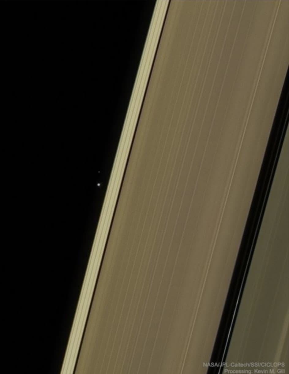 La Terra e la Luna viste a 1,5 miliardi di km attraverso gli anelli di Saturno foto scattata dalla sonda Cassini