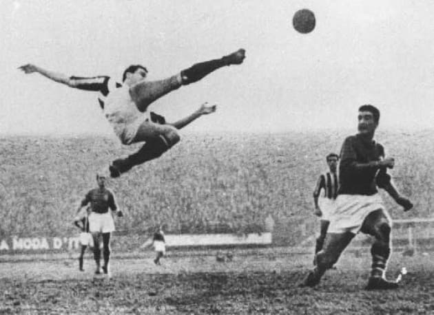 Chi è il calciatore della rovesciata delle figurine?