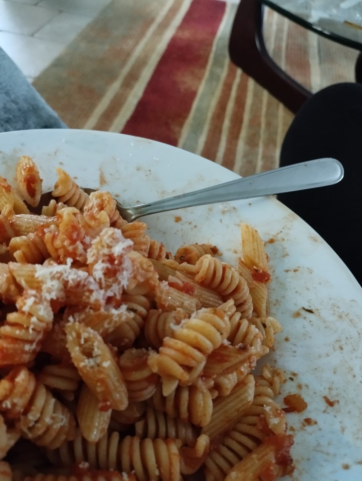 Finalmente riesco a mangiare un pochino, e col culo che ho, mi hanno regalato sto parmigiano da Modena buonissimo 