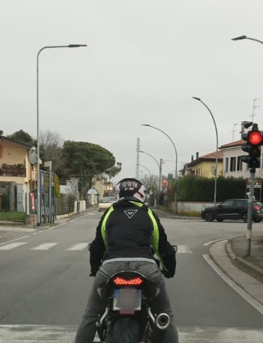 Mio marito che mi fa le foto ai semafori mentre porto a casa la moto di mio papà dal meccanico..appena in tempo prima del diluvio universale🥲