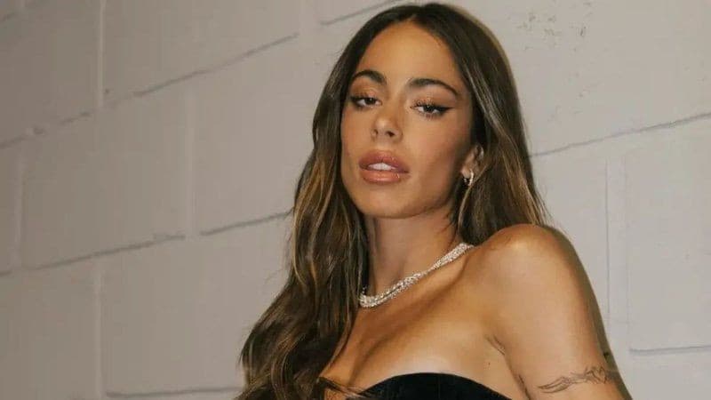 Mi fa strano che l'attrice di Violetta non avvia neanche 30 anni ora, probabilmente in Argentina sarà ancora una cantante famosa