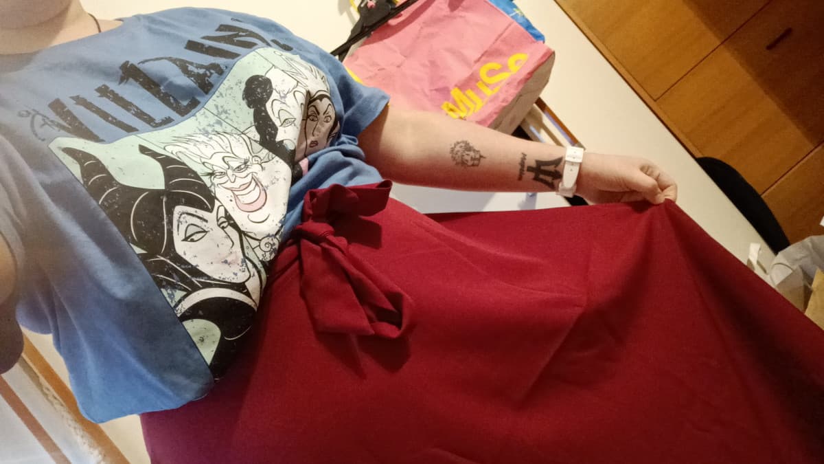 Mi è arrivata la gonna per il cosplay di Dio 😍😍😍