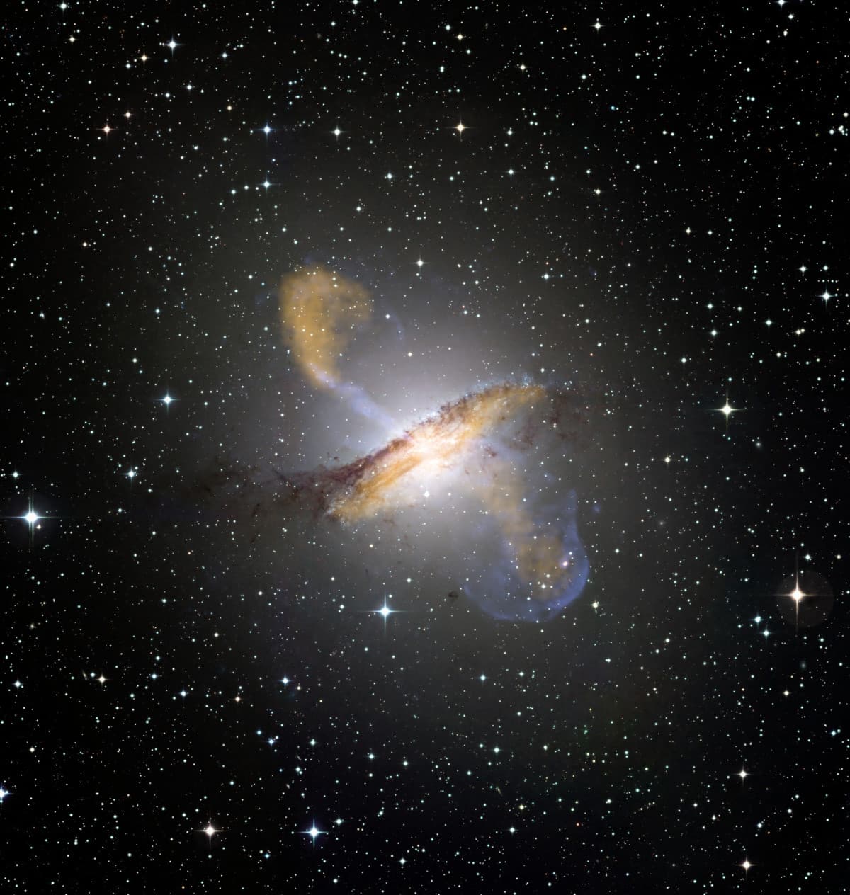 Galassia Centaurus A, distante 13 milioni di anni luce da noi