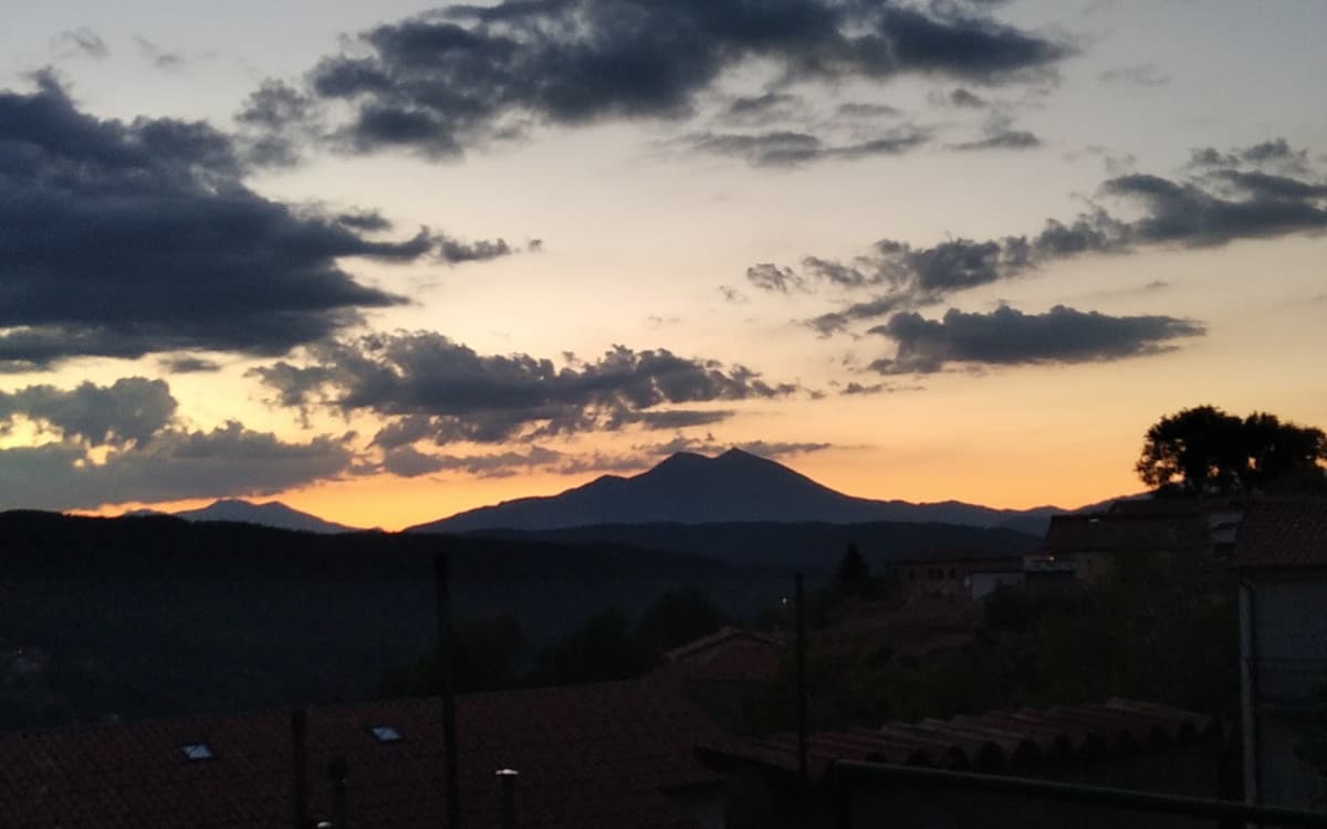 è passata la mezzanotte, sono in un paese sperduto nell'appennino lucano nel pieno di una festa di paese.