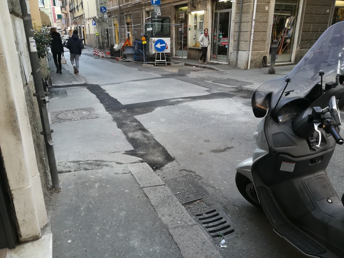 Ieri questa strada era a posto. Oggi hanno fatto i lavori per quella cazzo di fibra