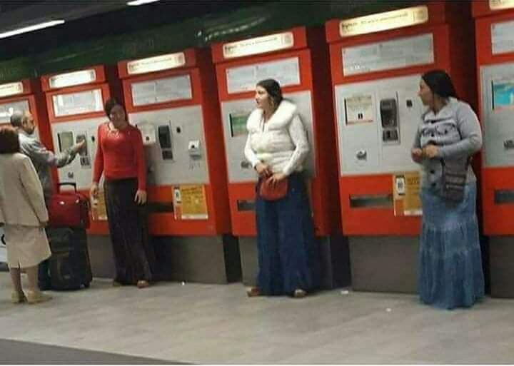 Sabato 2 Febbraio 2019,Torino,Stazione Stura:
Segno di ripresa per quest'Italia distrutta dalla crisi,Trenitalia assume nuove hostess per aiutare i passeggeri ad erogare correttamente i biglietti e non creare così,inutili e fastidiose code