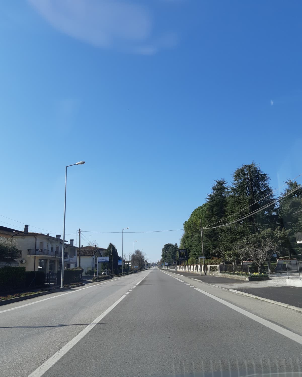 Strade vuote, supermercati vuoti, nessuna anima viva in giro... un silenzio stranissimo. Ce lo ricorderemo 