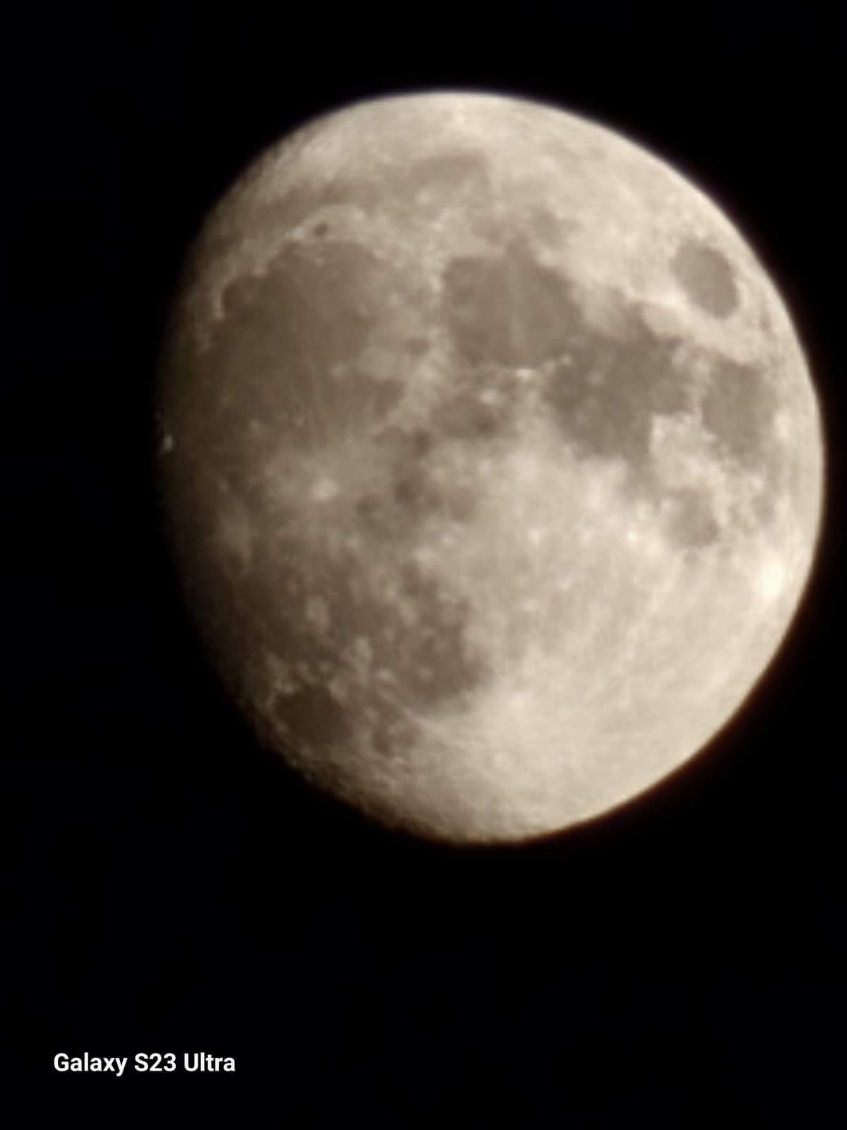 Cheppalle mi sta venendo voglia di fumare. Tempo perfetto, rimanere fuori al balcone a fumare sarebbe stupendo ora, ma no.