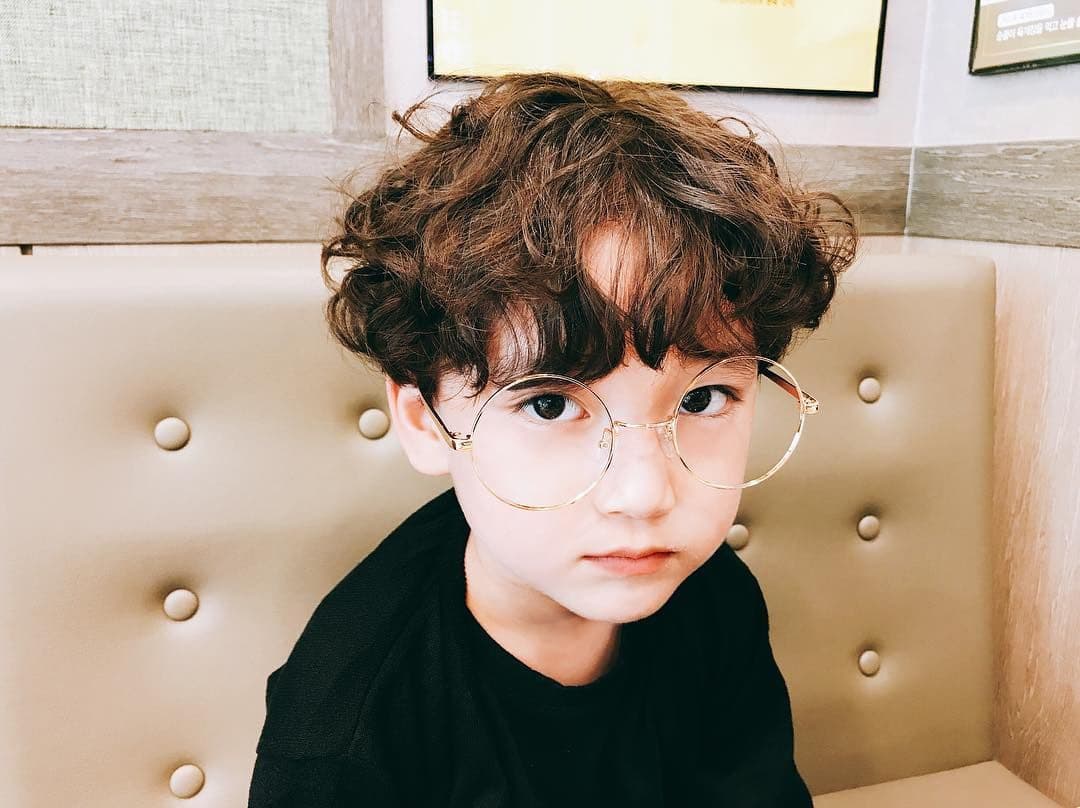 Voglio qdottare questo bambino ORA??????quanto cute quanto kawaii adoro adoro adorohhhhh ahhhhhhhhhh??????sevengo????????