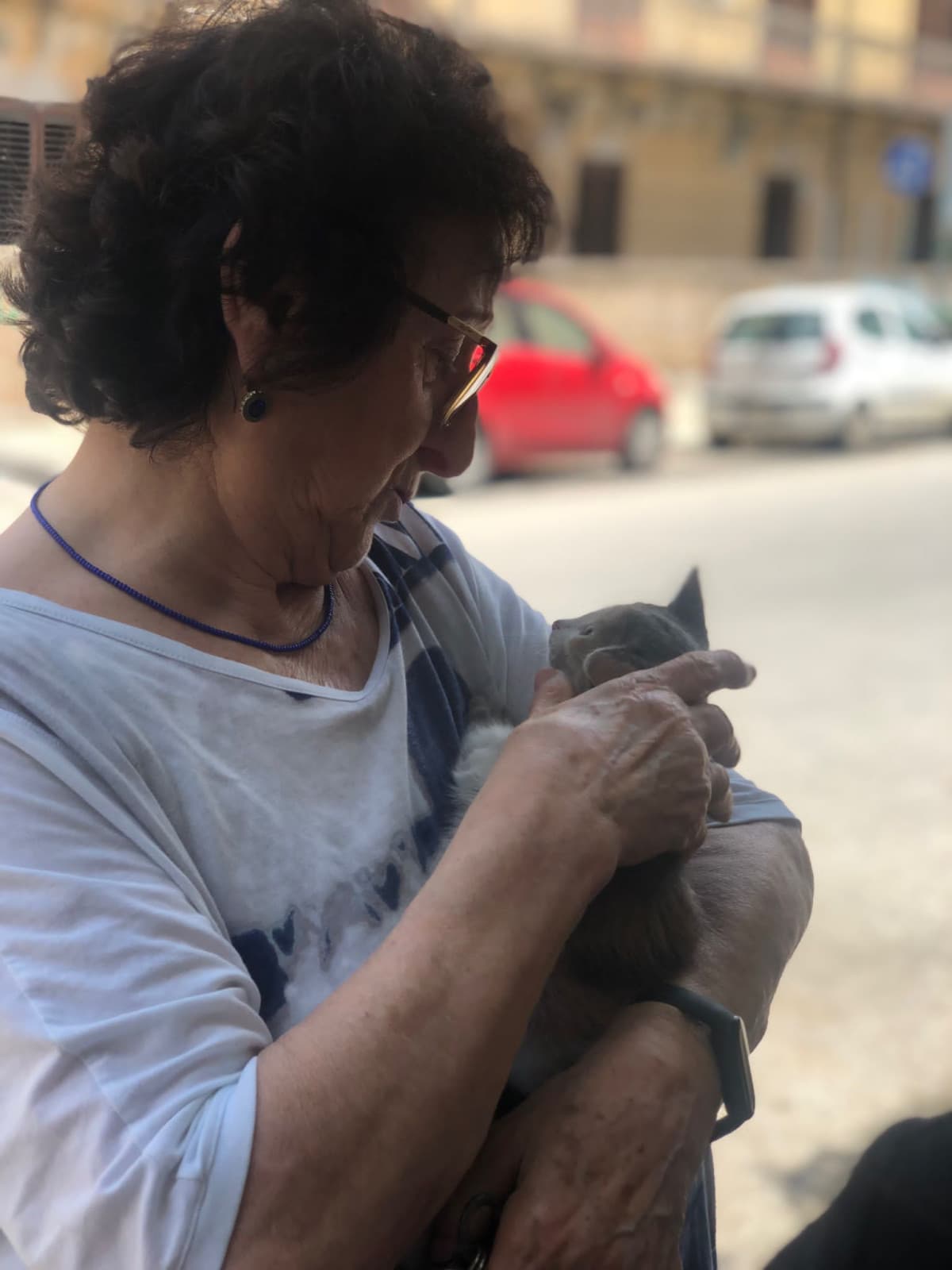 Oggi ho l’umore da preciclo. È salito il ragazzo della pizza a consegnarmela e mentre lo pagavo mi è caduta a terra una moneta, quindi lui l’ha presa e mentre me la ridava gli ho detto che poteva tenerla (gliel’avrei data comunque di mancia) e