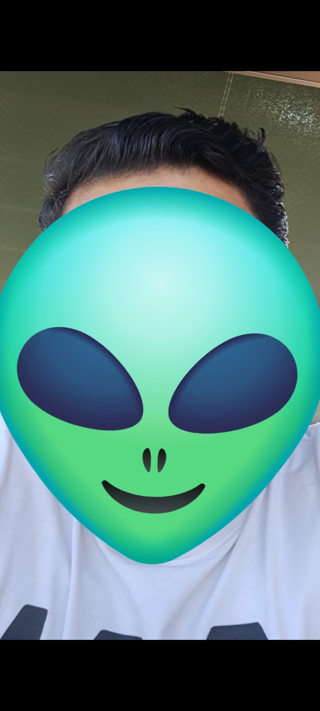 Mi è spuntato il primo capello bianco, ben nascosto al lato destro, sto invecchiando🥲