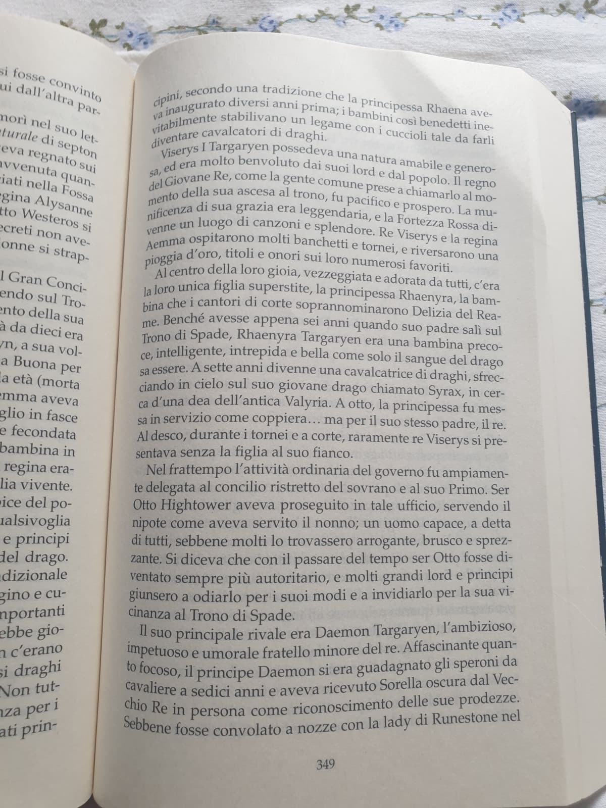 Dopo ben 349 lunghissime ed intense pagine di storia sull'origine del Regno Targaryen,sono finalmente arrivato all'inizio di House of the Dragon🤠.