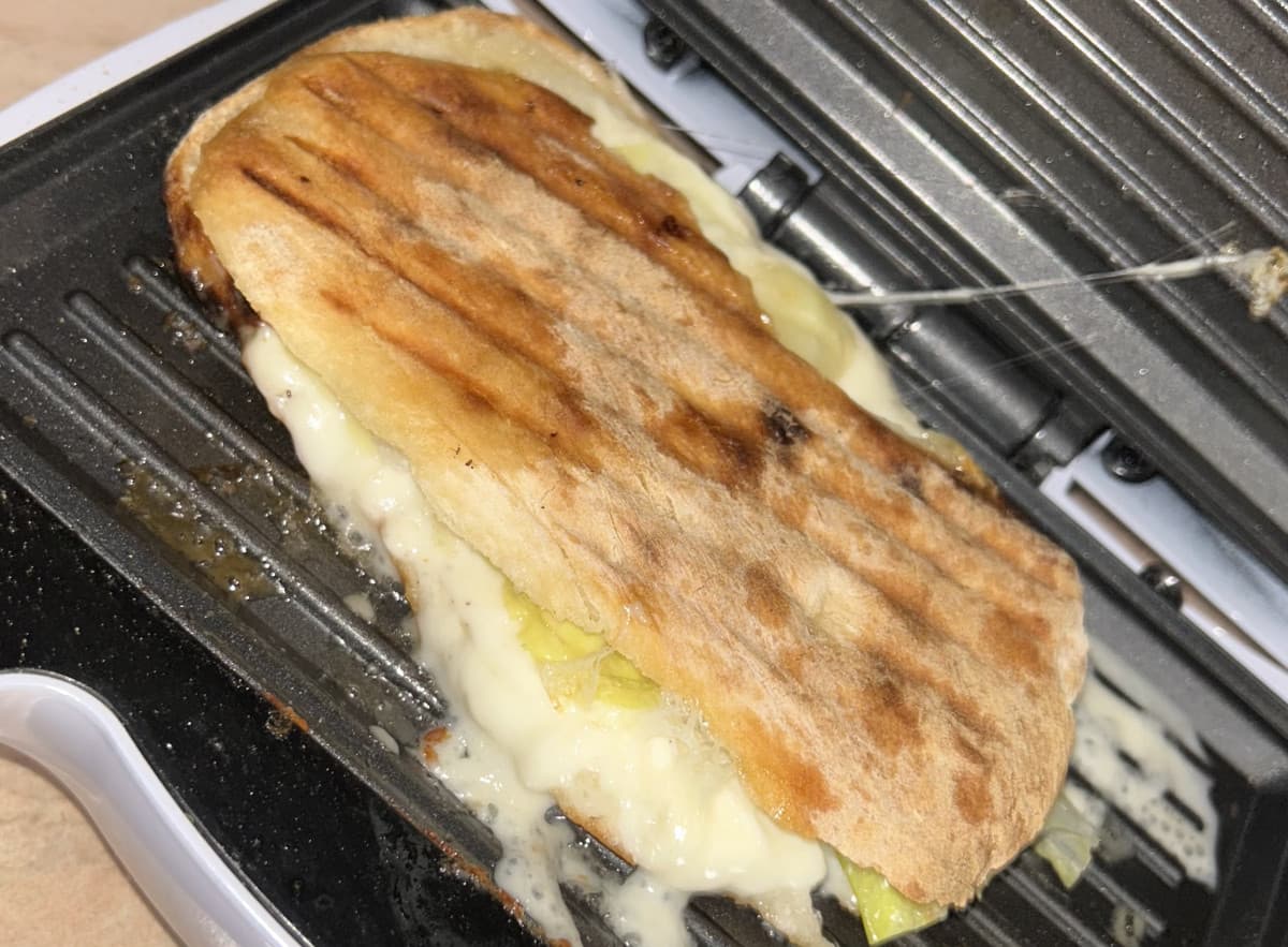 Ennesimo giorno dove mangio con lattosio e glutine se non caccio i soldi da sola col cazzo che i mongoloidi dei miei genitori vanno a comprare mozzare