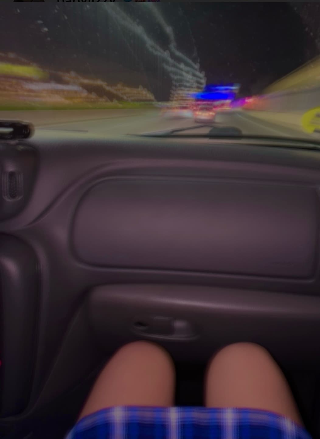 Odio fare viaggi lunghi perché devo andare in bagno 10 volte in 1h mia mamma non si ferma che odio mamma miaa