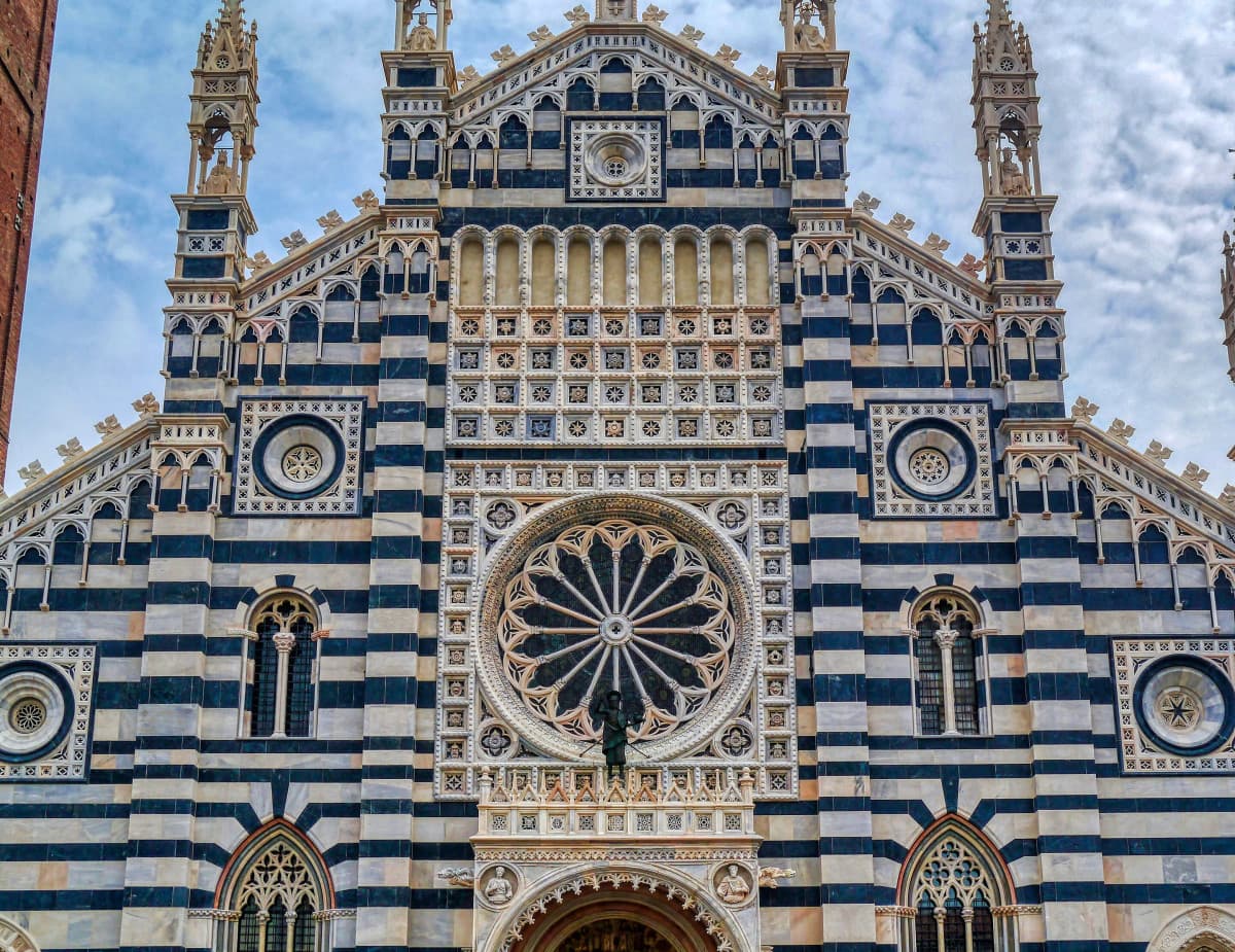 La facciata del duomo di Monza