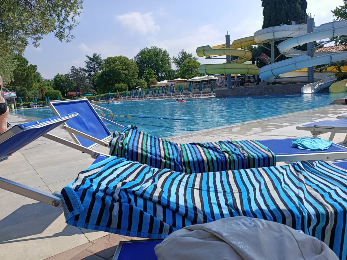 Oggi mattinata in piscina, io me ne sto tranquilla sullo sdraio a leggere 