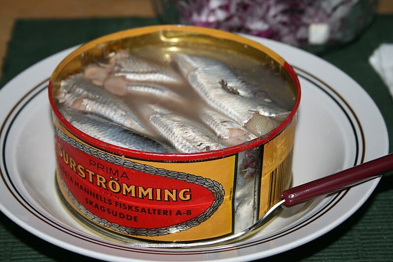 comunque non so voi ma io assaggerei lo surströmming secondo me è buono 