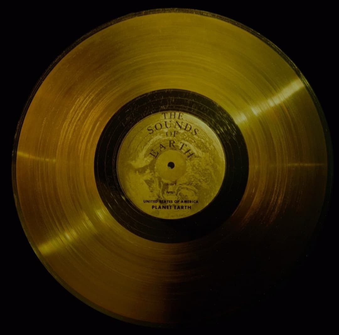 In questo disco d'oro sono contenute suoni, immagini e canzoni della Terra e delle varie culture, si trova dentro la sonda Voyager 1 che dista a oltre 20 miliardi di km da noi, perché farlo? Perché una probabile razza aliena potrebbe trovarlo e scoprire ch