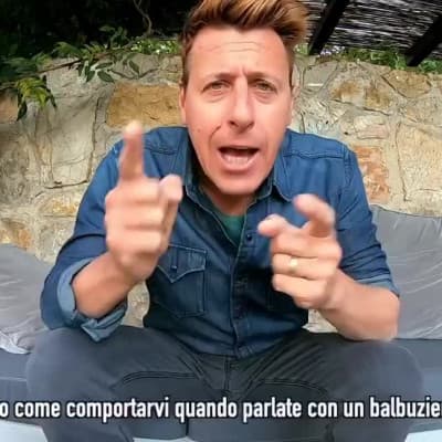 Mi sembra assurdo che debba pure esistere una guida sul "come comportarsi quando parlate con un balbuziente", ma a quanto vedo a molti di voi serve quindi ascoltate e riflettete.