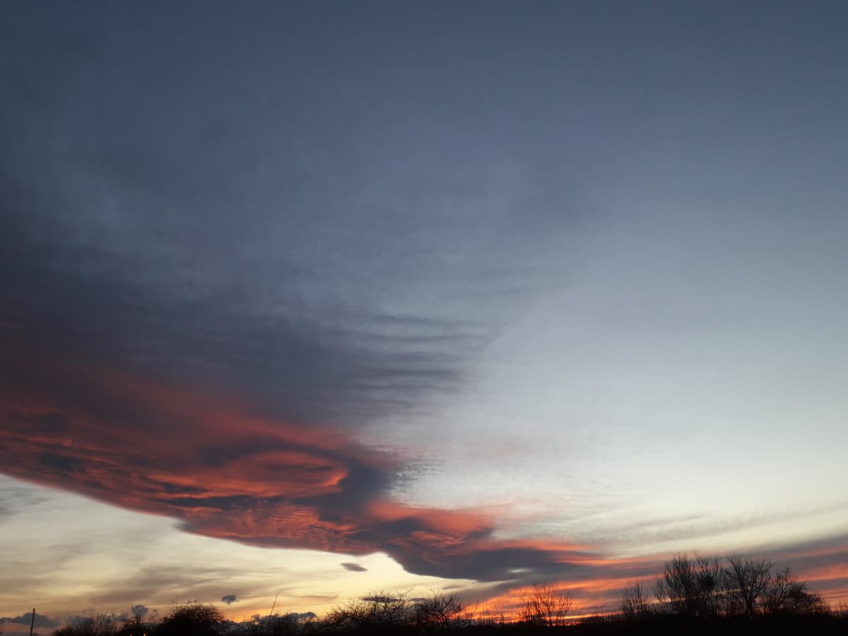 "Quando i tramonti si infuocano e le nuvole si bagnano di viola, il cielo è pieno di lividi, nelle sere in cui mostra le sue ferite" 