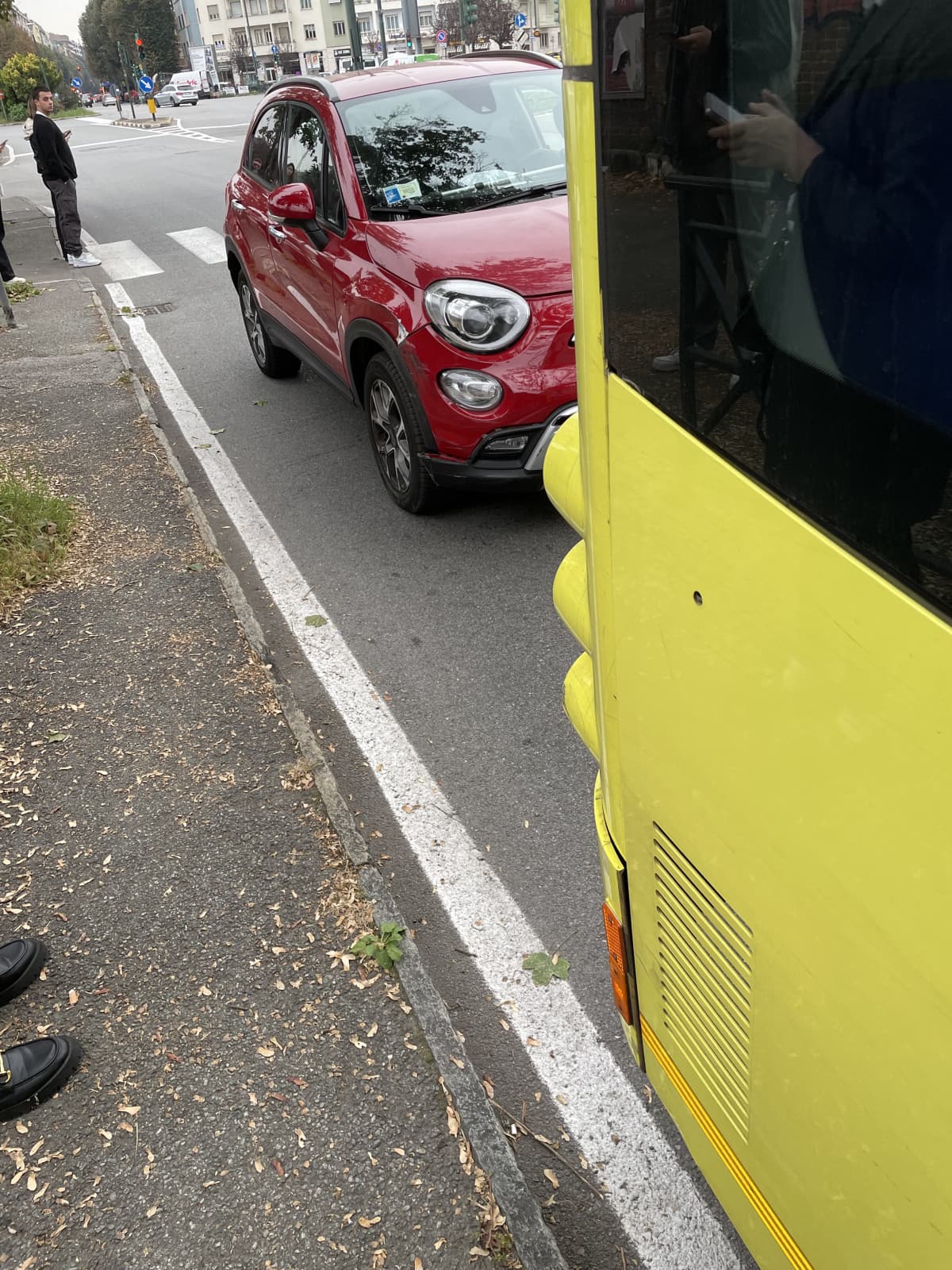 Oggi dovevo andare in uni di corsa, ovviamente il bus fa un incidente con una macchina👺