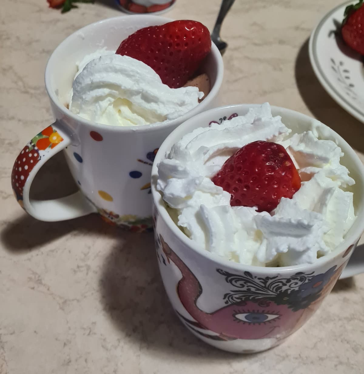 cioccolata calda con panna e fragole 🍓