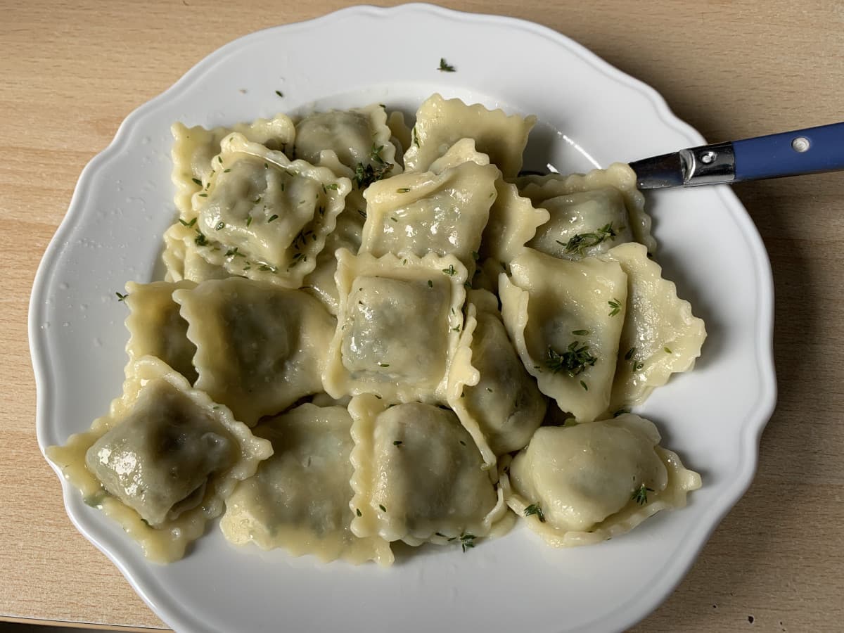 Oggi la cucina offre agnolotti alla borragine conditi con burro e timo, buonissimi ? 