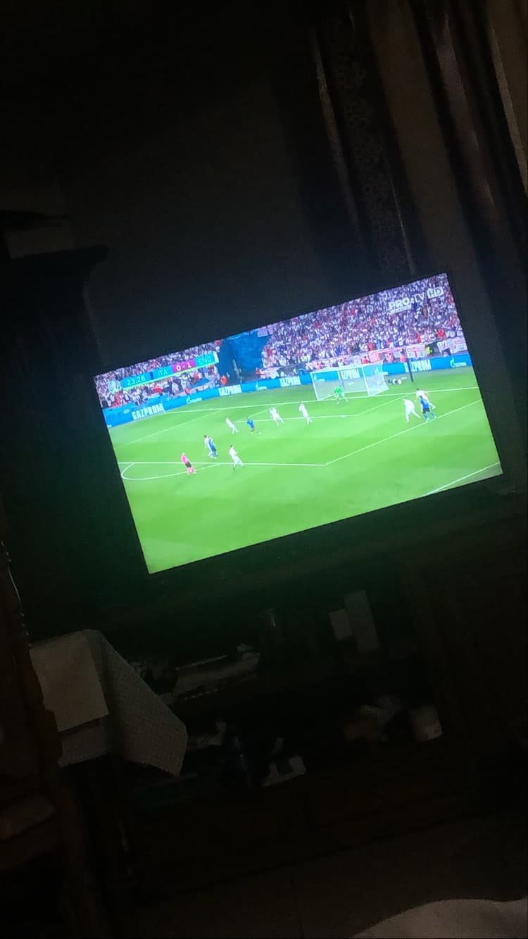 Sto guardando la partita con i miei amici e il mio ragazzo e lui mi ha detto “tu non sei più capace di parlare italiano se ti taglio le mani” AHAHAHA. Comunque forza Italia ??