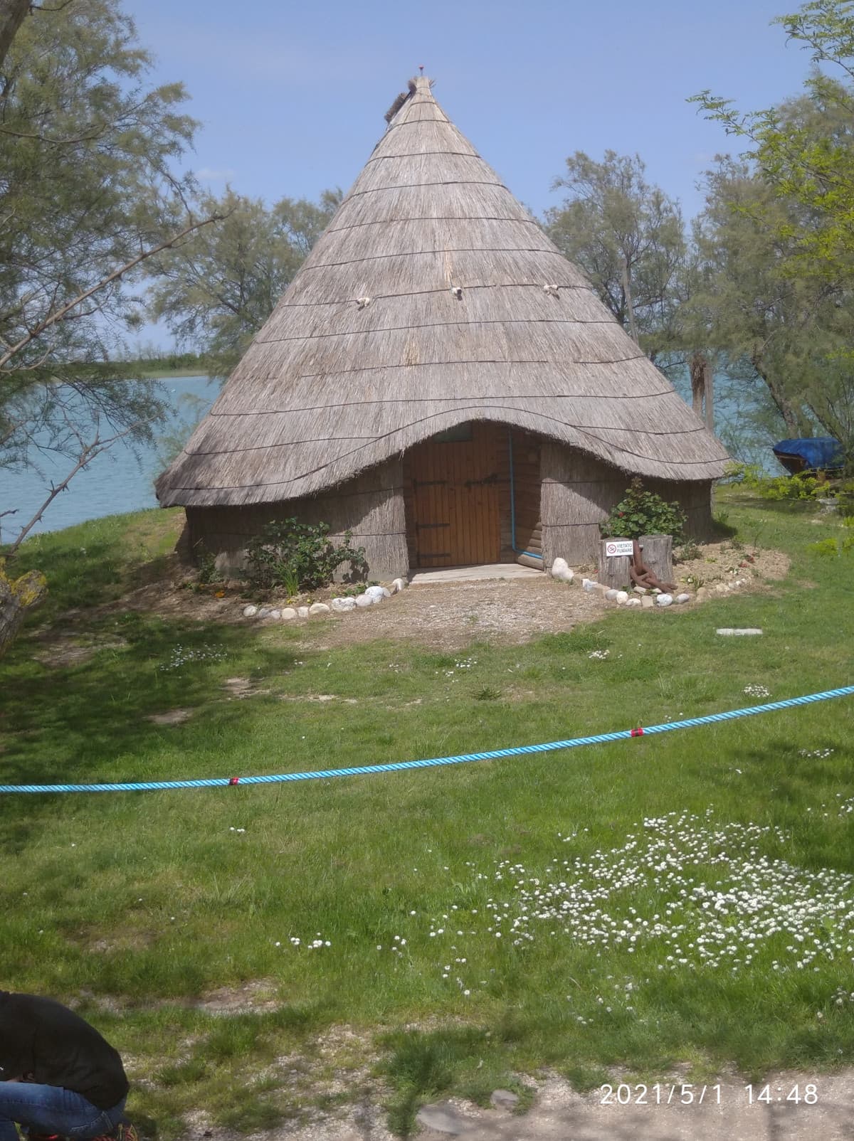 Momento cultura: Questo è un Caxon ,Casone in Italiano. Struttura tipica delle zone lagunari Veneziane e di Caorle, non molto distante da me. Descrizione