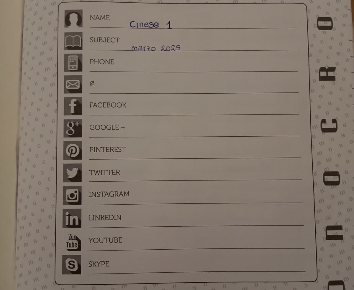 Qualcuno deve spiegarmi perché l'inventore dei quaderni abbia pensato che sia in qualche modo utile segnare ogni social esistente su ogni quaderno.