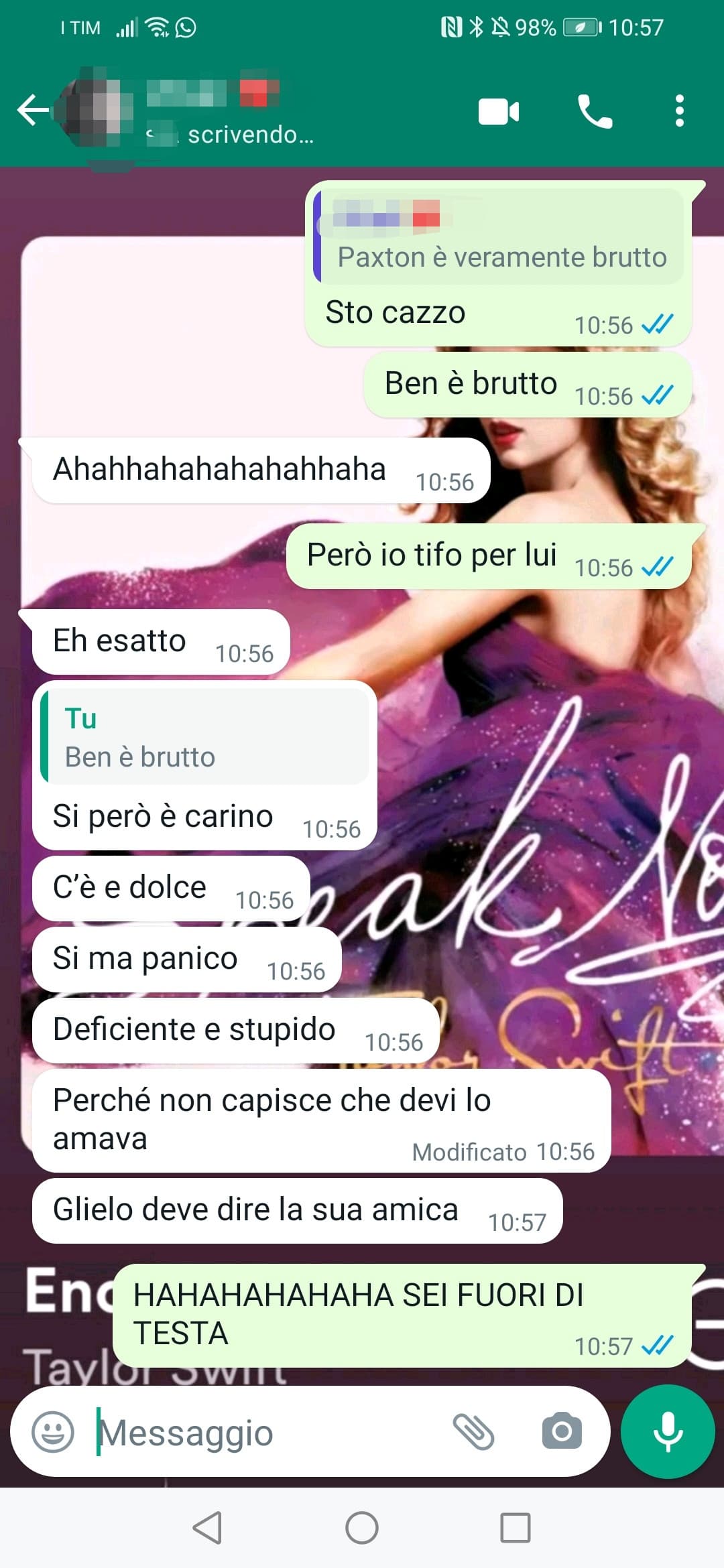 Io e la mia migliore amica che discutiamo dei personaggi di una serie 