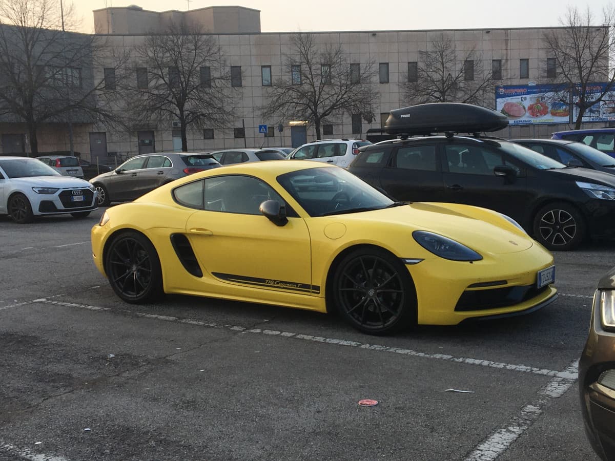 Oggi ho visto quest’auto nel mio quartiere e vorrei ancora capire chi sia il proprietario e perché stra minchia vive ancora qui in mezzo alle popolari 