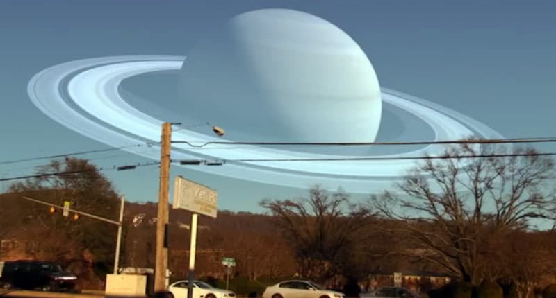 Come apparirebbe Saturno se fosse al posto della Luna