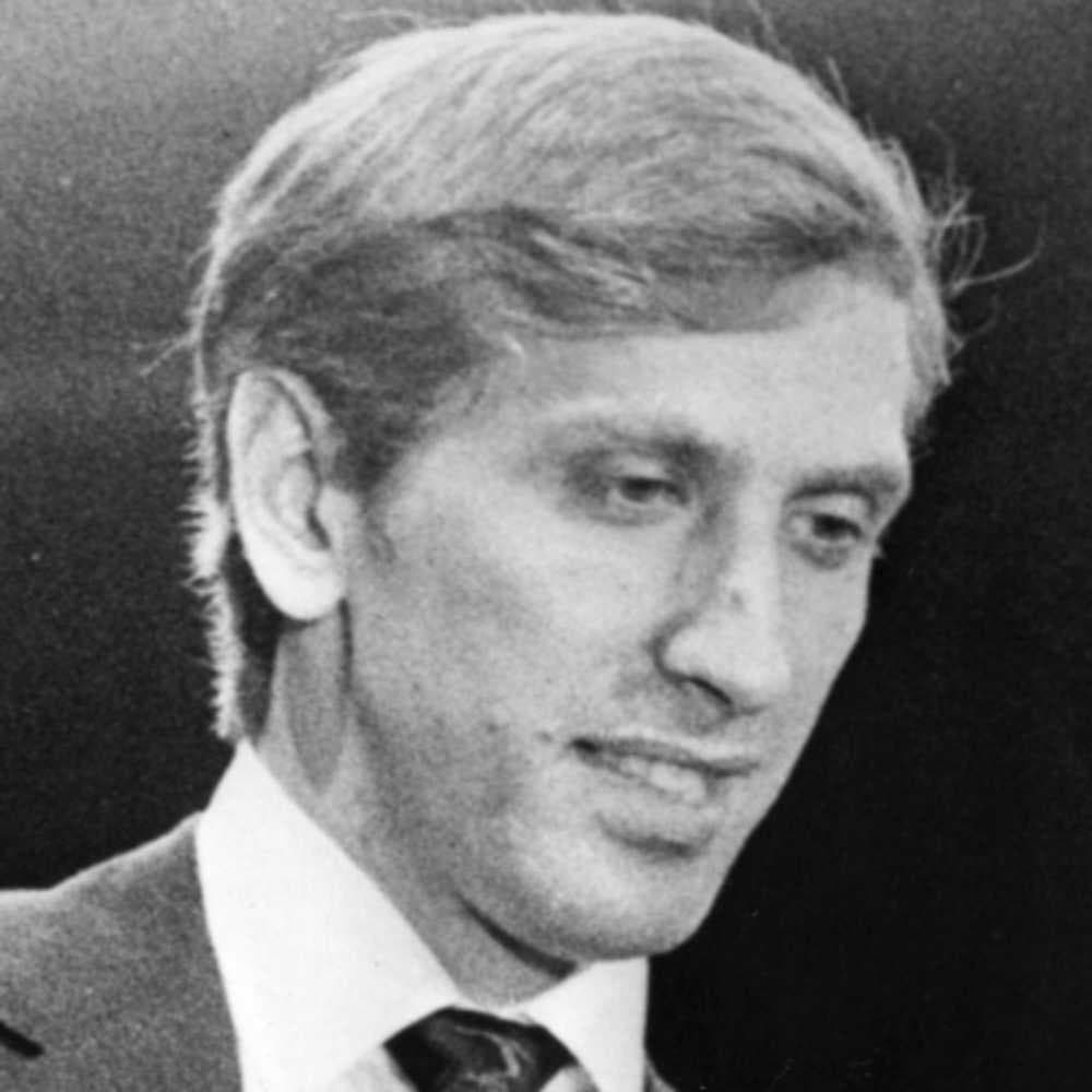 Cioè io devo vivere con uno che idolizza Mao dicendo che chi fa una rivoluzione ha sempre ragione ma dico io queste cose va bene dirle a 20 anni non a 55 quando sei pelato e depresso e nella tua vita la cosa più importante non è il bambino che cuce palloni