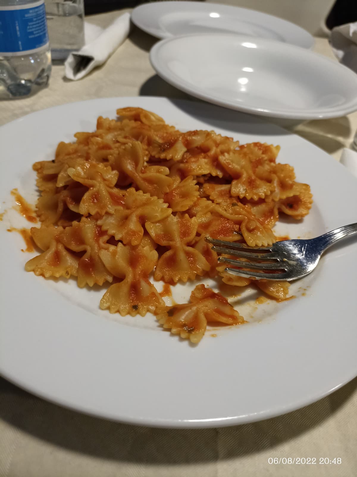 È pretty umiliante che in un ristorante con tante famiglie ci sia io che devo mangiare da sola con mio padre che è dall'altra parte del campeggio a parlare al telefono con la sua compagna.