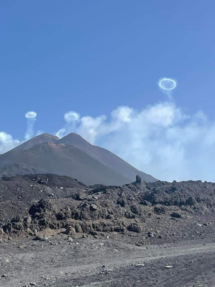 l'Etna ha imparato a fare gli anelli di fumo 