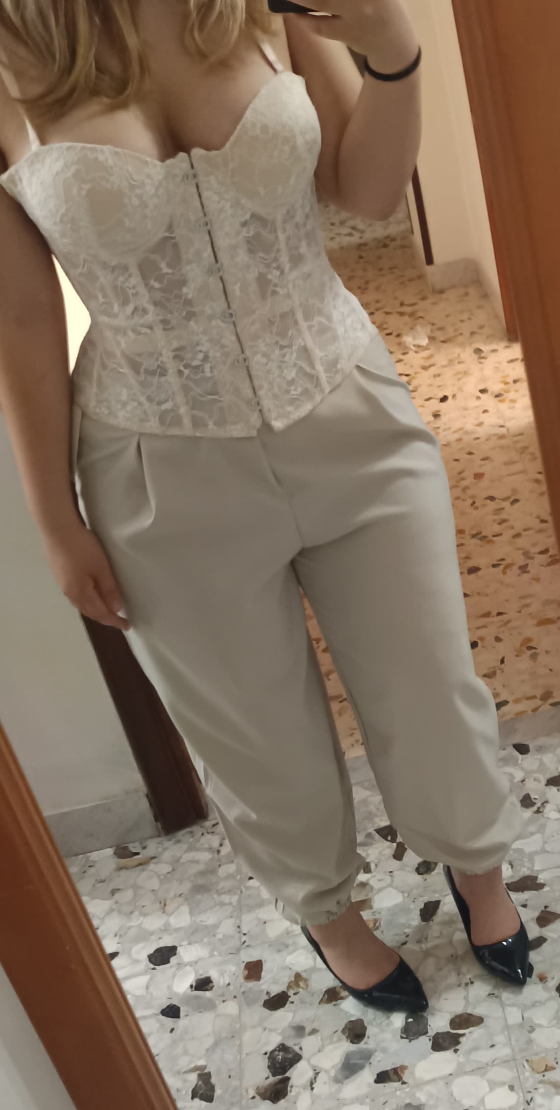 Outfit da 20€ per la cena di fine anno. Raga sto scioccata che questo corpetto l'ho pagato solo 15 e il pantalone 5. Mi servono solo i tacchi bianchi
