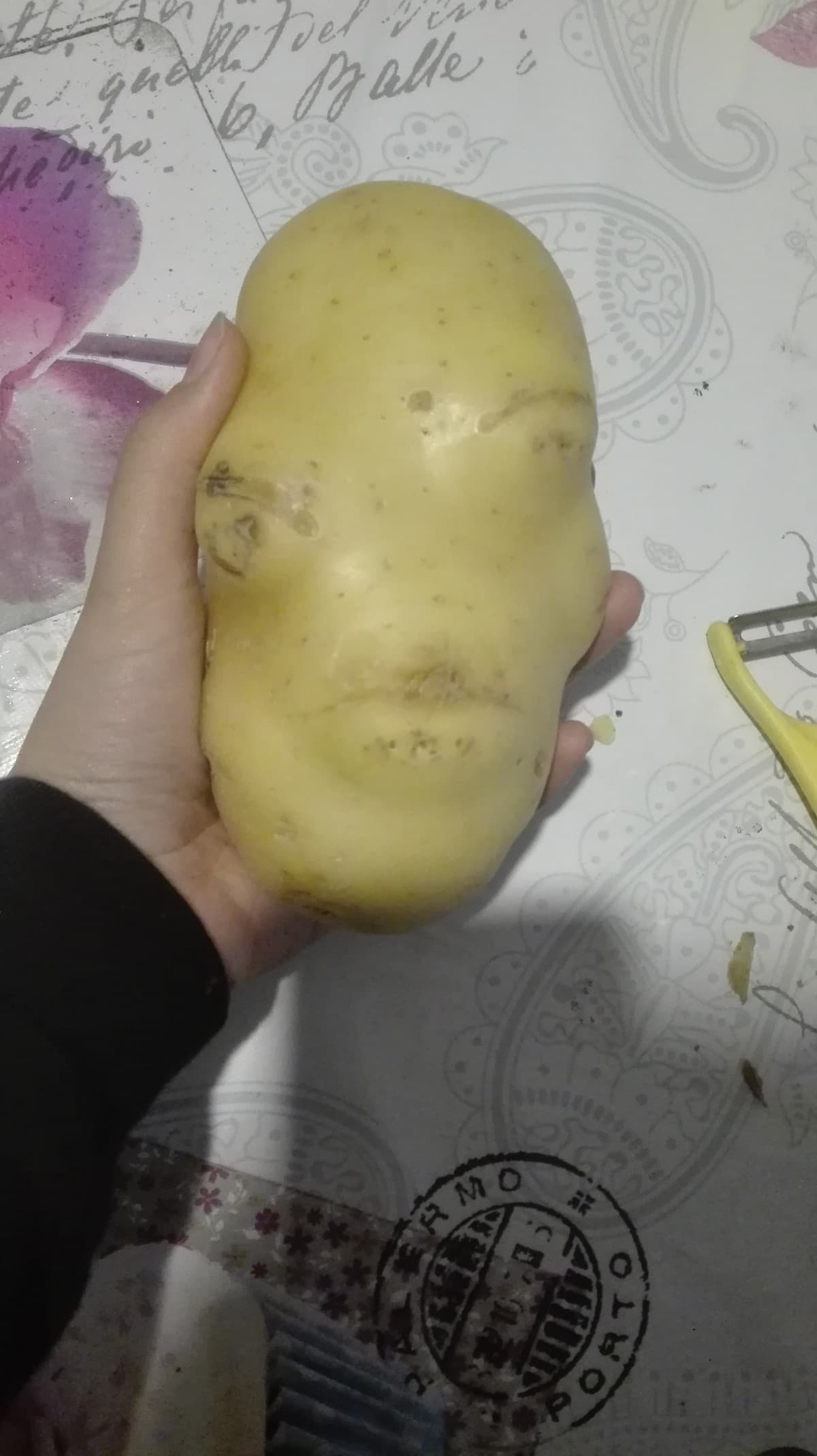 È una patata gigante con una faccia