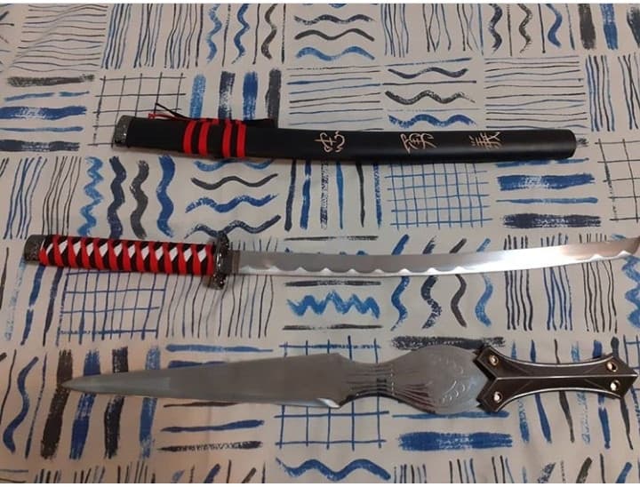 Un tizio che seguo ha pubblicato questa foto. E voglio assolutamente queste spade per caso sapete da che anime vengono questa katana e l'altra? Grazie a chi mi aiuta ?