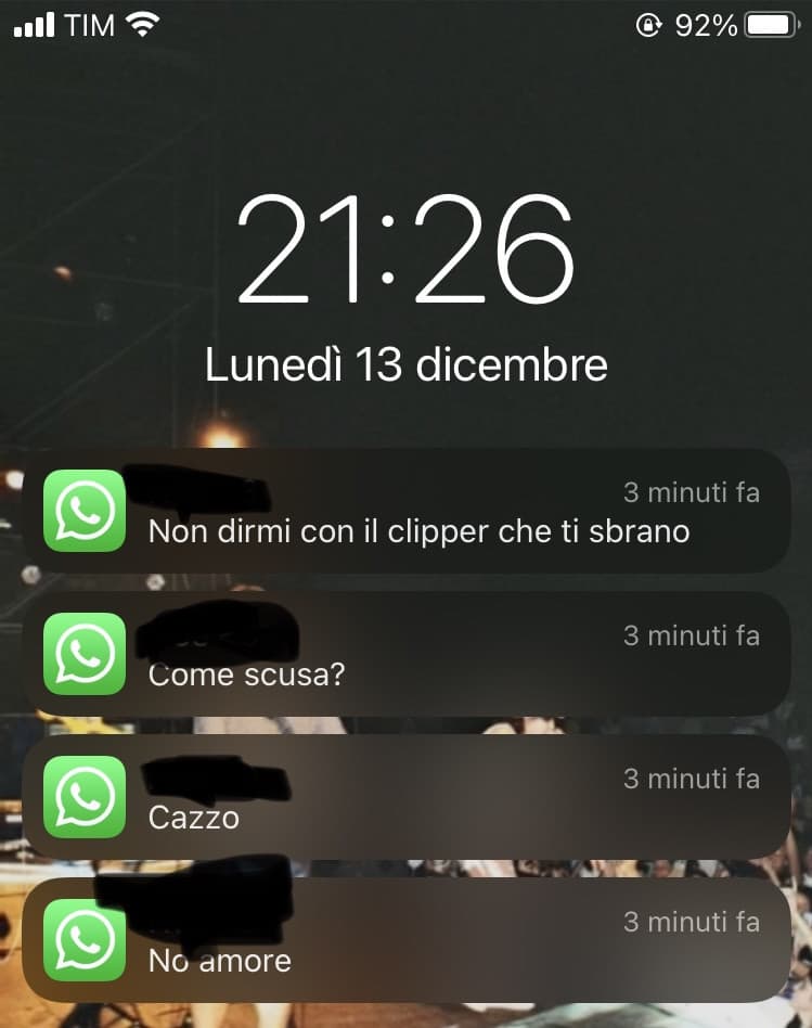 Prima o poi mi sequestra gli accendini se continuo a bruciarmi metà mano ogni volta